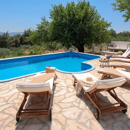 Villa Luxury Zlatni Rat With Pool, Near Zlatni Rat Beach, Bol