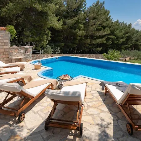 Luxury Zlatni Rat With Pool, Near Zlatni Rat Beach,