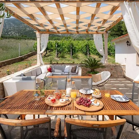 Villa Luxury Zlatni Rat With Pool, Near Zlatni Rat Beach, Bol