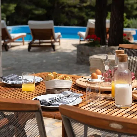 Luxury Zlatni Rat With Pool, Near Zlatni Rat Beach,