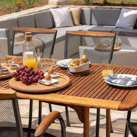 Luxury Zlatni Rat With Pool, Near Zlatni Rat Beach,