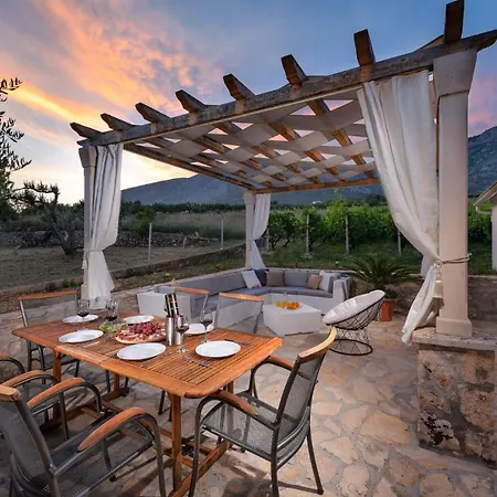 Villa Luxury Zlatni Rat With Pool, Near Zlatni Rat Beach, Bol
