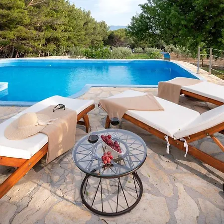 Villa Luxury Zlatni Rat With Pool, Near Zlatni Rat Beach,