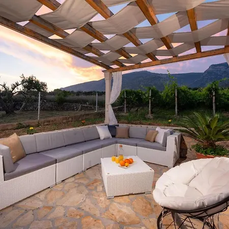 Luxury Zlatni Rat With Pool, Near Zlatni Rat Beach, * Bol