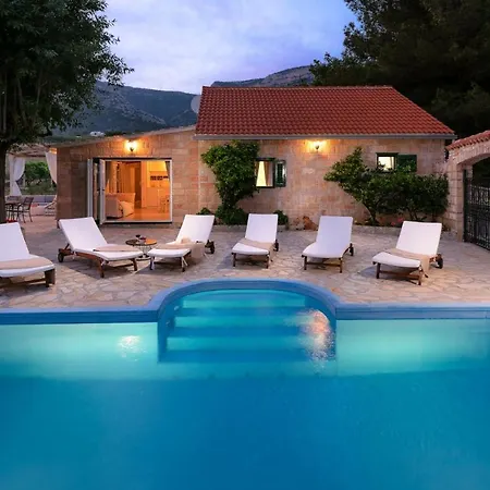 Luxury Zlatni Rat With Pool, Near Zlatni Rat Beach, *